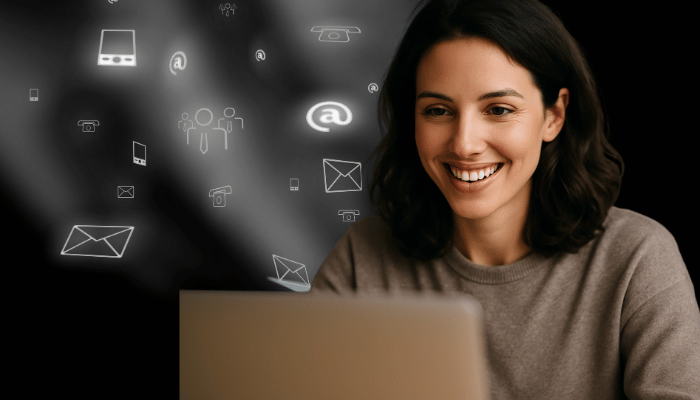 Mulher feliz fazendo e-mail marketing gratuito